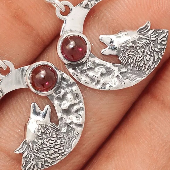 Howling at the Crescent Moon silver earrings with Garnet - Picture 2 of 4